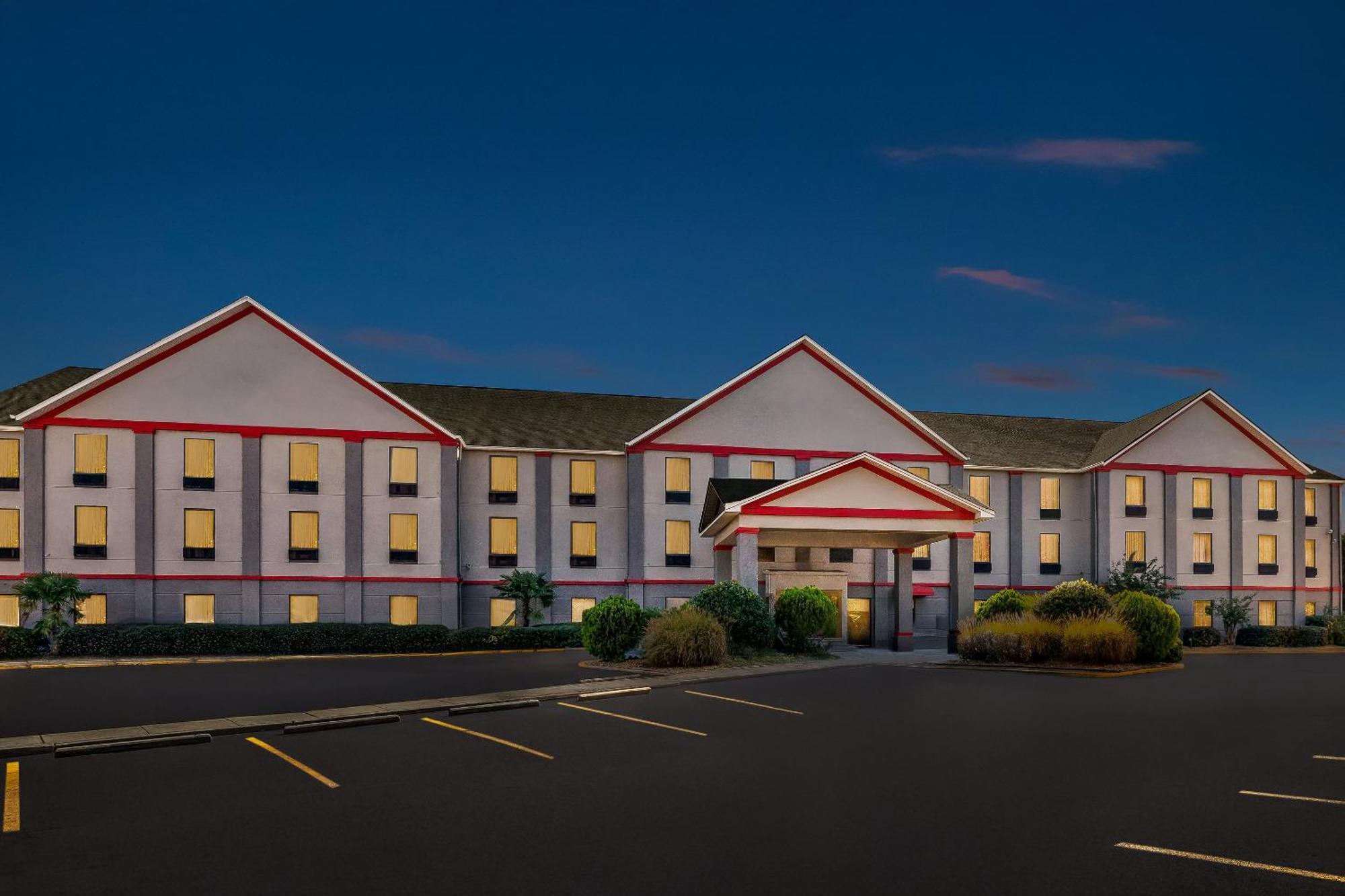 Hotel Red Roof Plus+ & Atlanta Airport South College Park