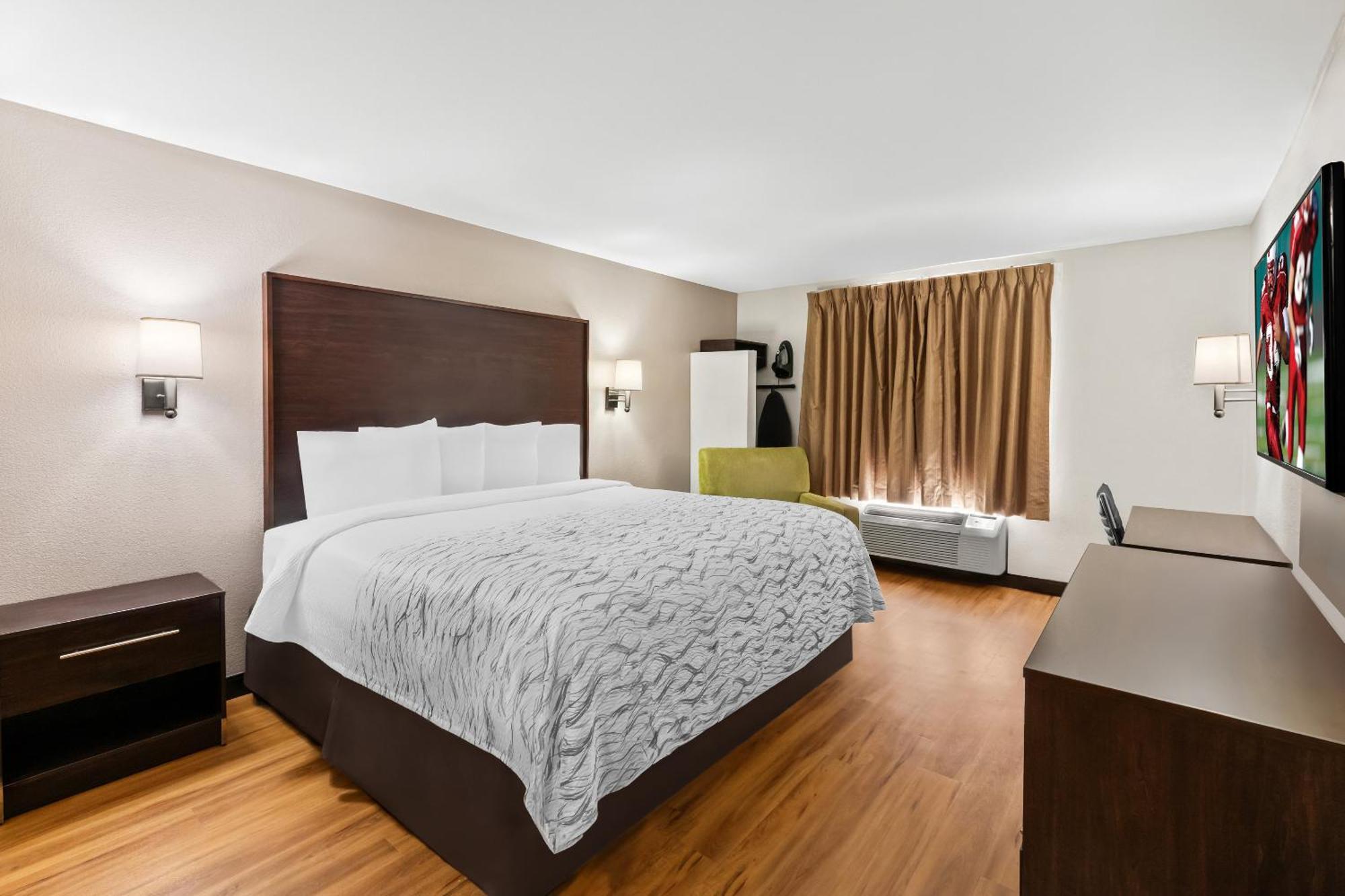 Red Roof Plus+ & Atlanta Airport South Hotel 2*