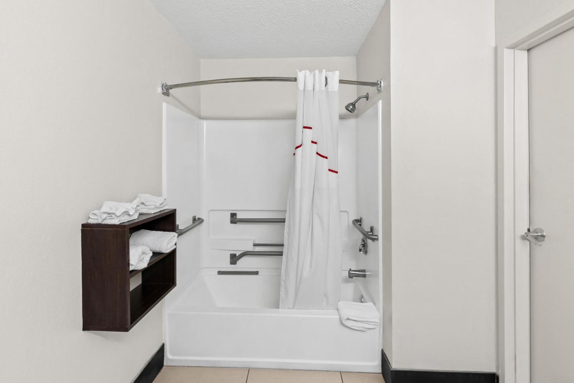 Red Roof Plus+ & Atlanta Airport South Hotel 2*
