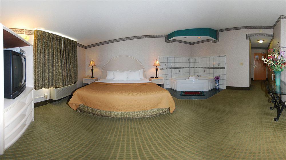 Red Roof Plus+ & Atlanta Airport South Hotel 2*