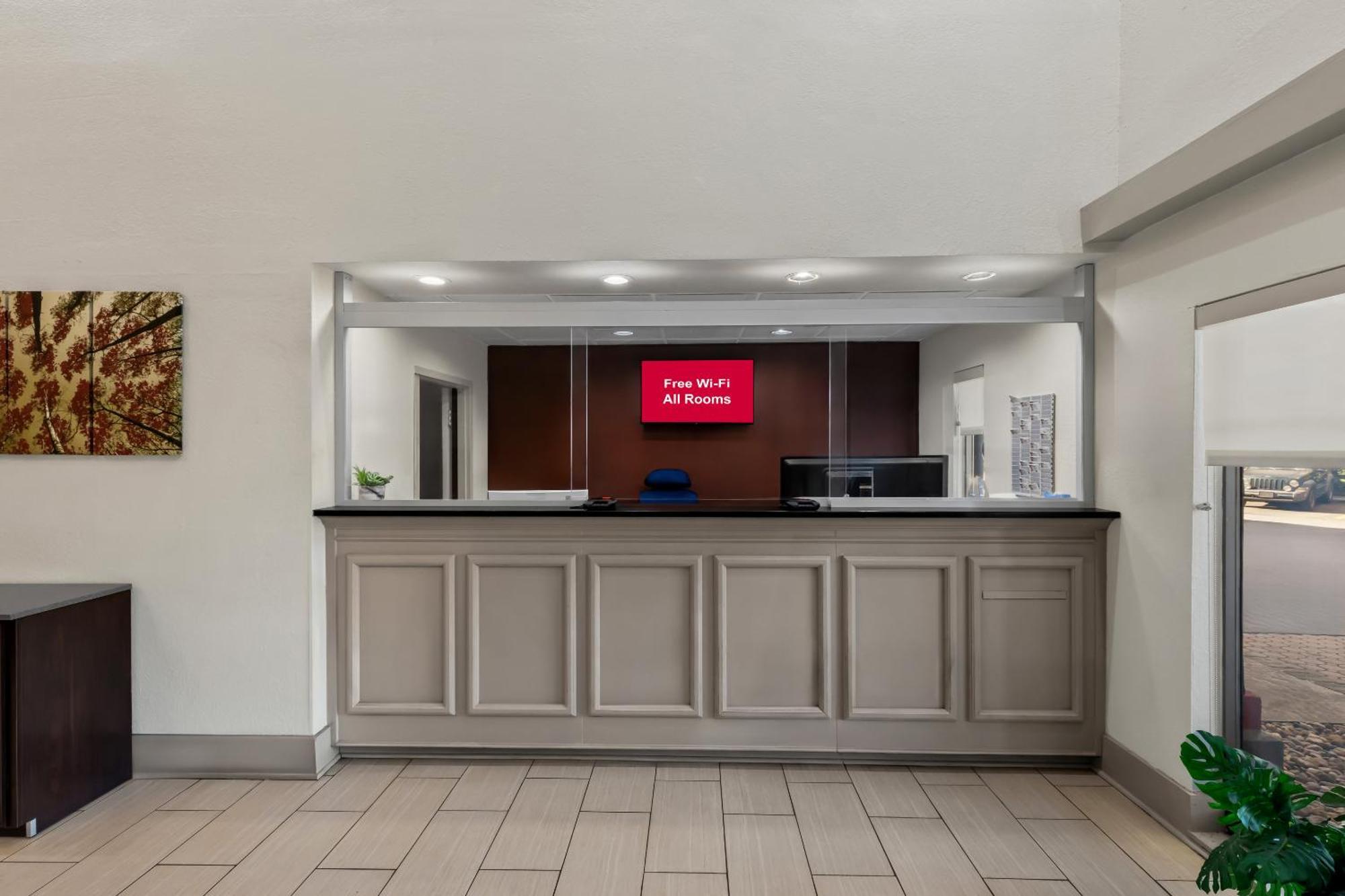 Hotel Red Roof Plus+ & Atlanta Airport South 2*